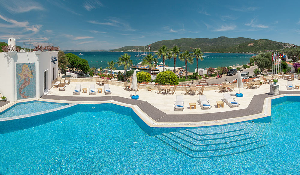 Torbahan Hotel deniz ve havuz manzarası